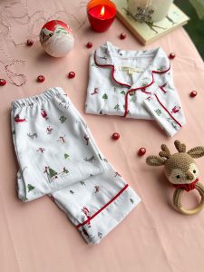 Yılbaşı desenli, pamuk kumaşlı, beyaz renk, çocuk pijama takımı
