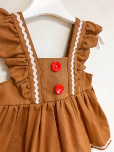 Tarçın Rengi Zencefilli Kurabiye Desenli Bebek Elbisesi